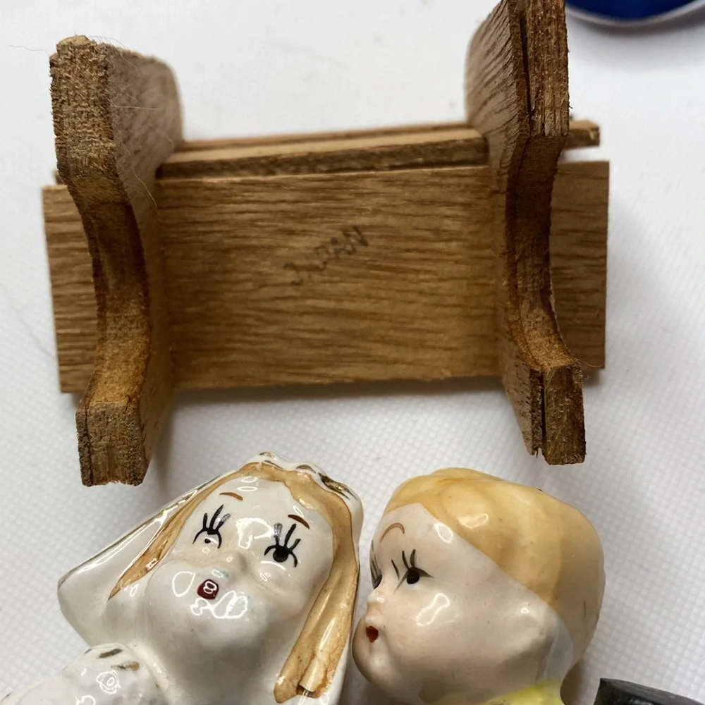 Cute Bride and Groom Salt and Pepper Shakers - Picture 7 of 8